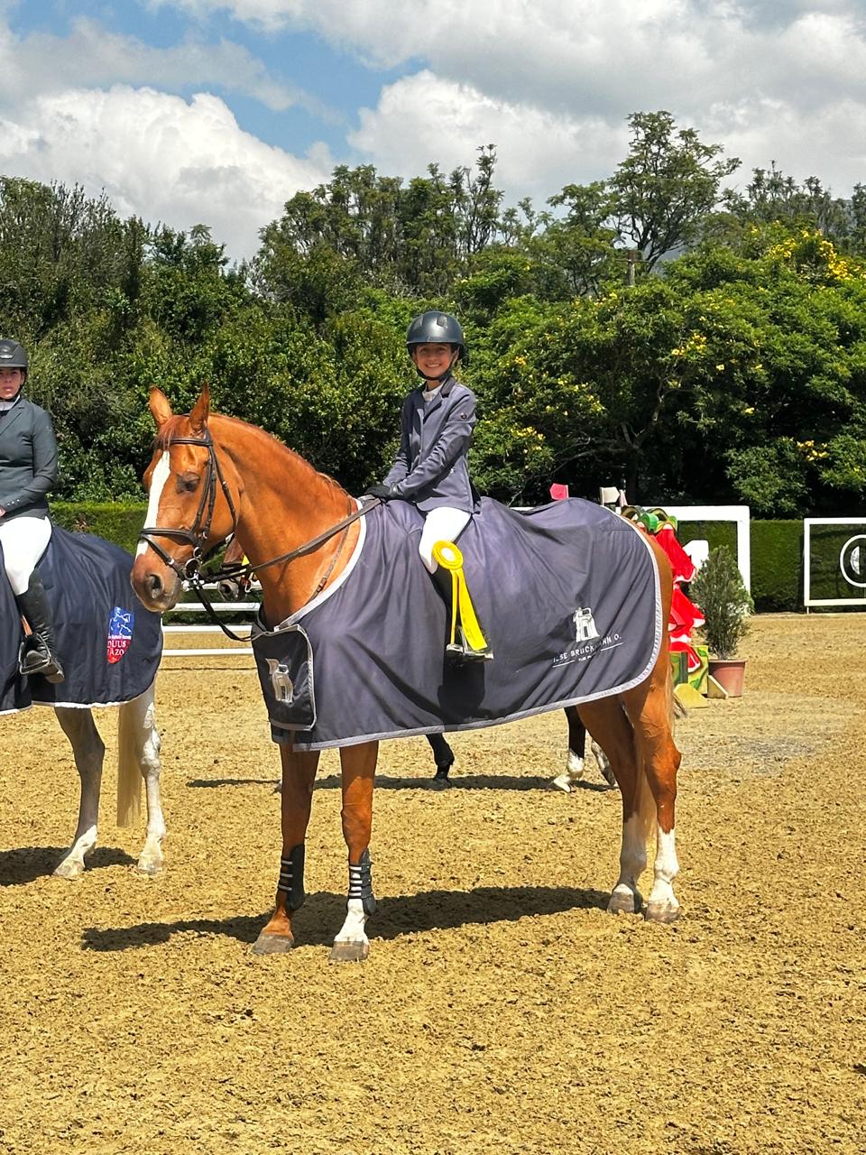 Alumna campeona montando su caballo