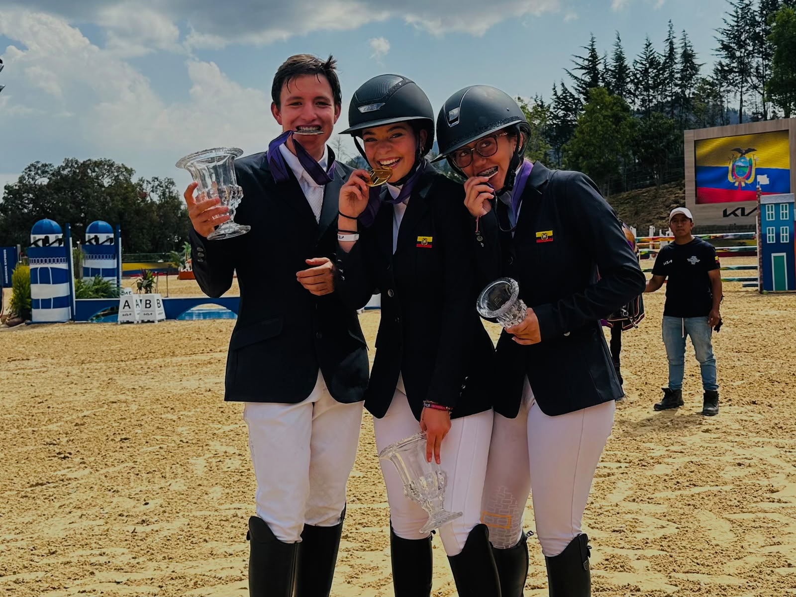 Alumnos campeones con trofeos y la bandera de Ecuador