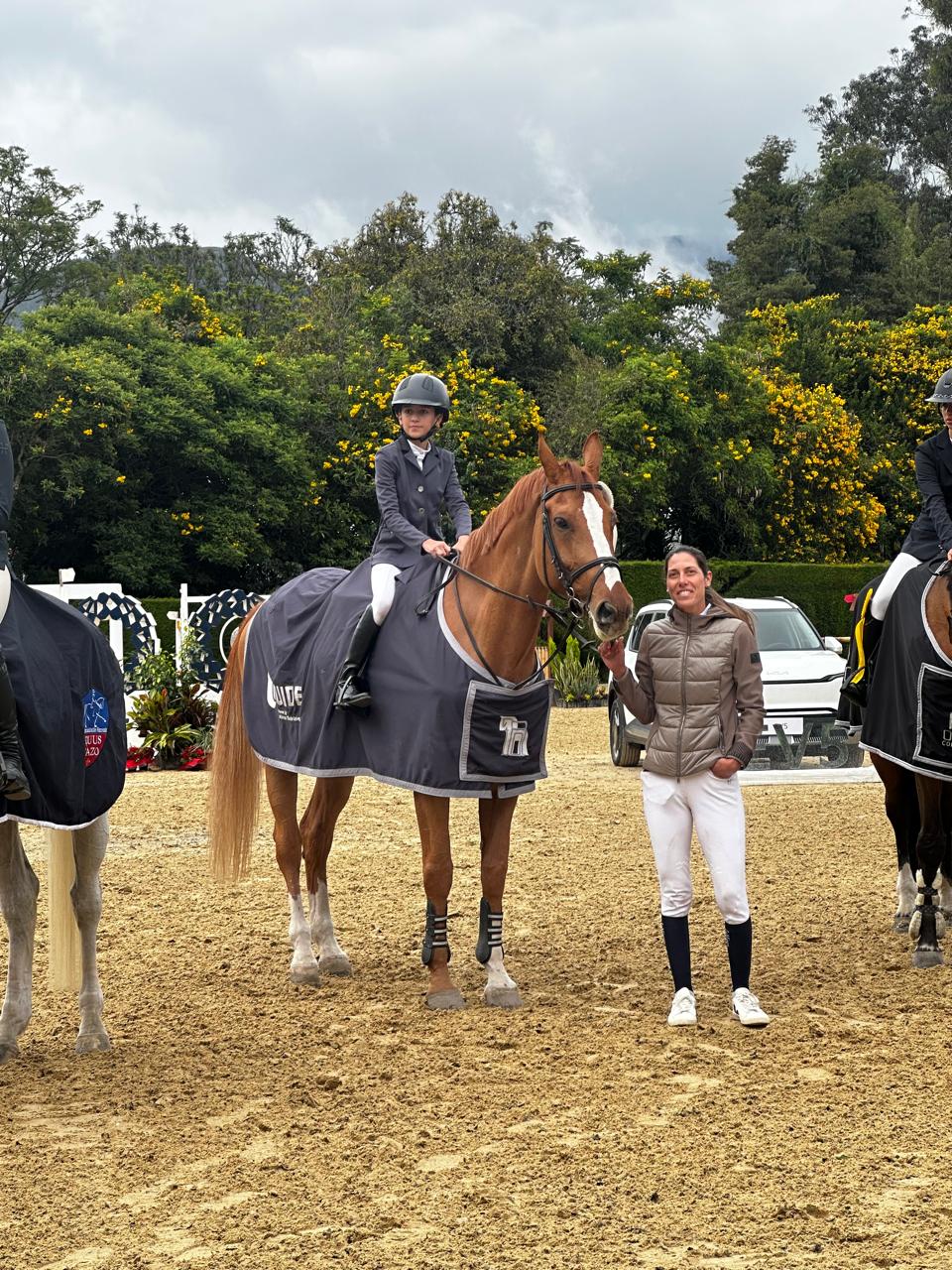 Priscila Simpson con una alumna en pista